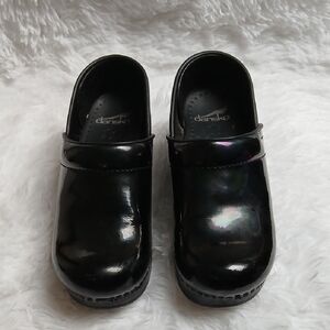 Dansko Black Shiny Patent Casual Normcore Minimalist Comfy Work Slip On Clogs